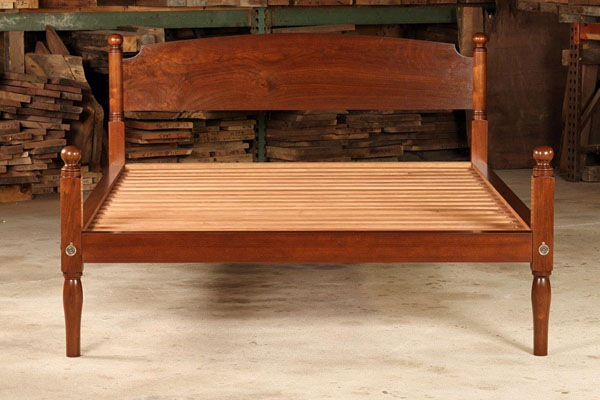 LOWPOST BED, WALNUT SHOWN IN QUEEN SIZE (B14)